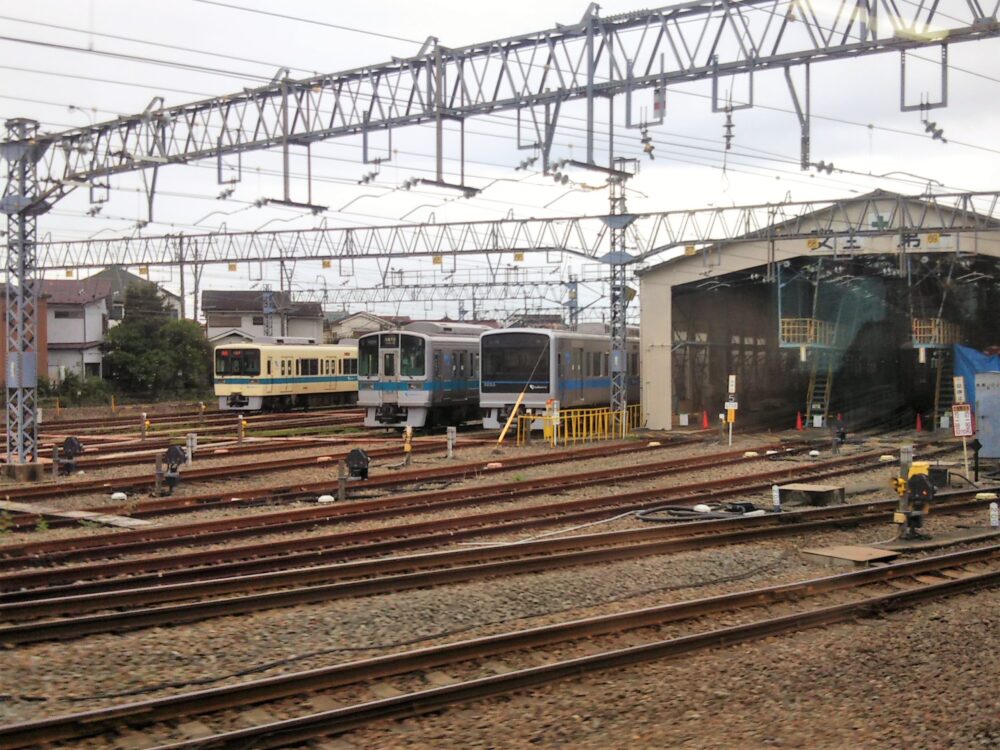 相模大野駅の車両基地内にある車庫と車庫隣で停車中の小田急線の電車